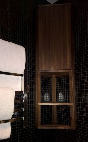 Enkelt hörnskåp tillverkat av valnöt, ytbehandlat med hårdvaxolja